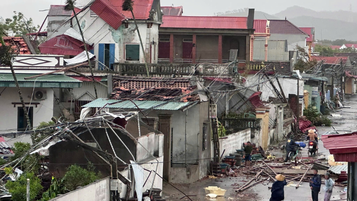 https://salarnews.in/public/uploads/images/newsimages/maannewsimage29092025_161035_Typhoon bualoi.png